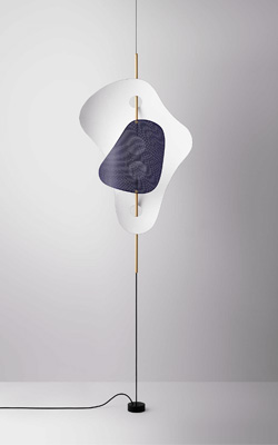 Stojac&iacute; lampa Earth to Sky (Doshi Levien), konstrukce z&nbsp;nerezov&eacute; oceli, dva světeln&eacute; zdroje, funkce stm&iacute;v&aacute;n&iacute;, v&yacute;&scaron;ka 55 cm, cena od 18 370&nbsp;Kč 