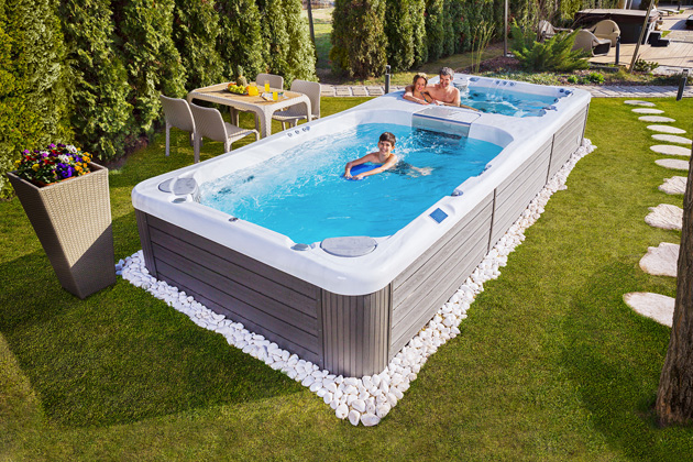 Swim spa Rio Grande spojuje v&yacute;hody baz&eacute;nu s&nbsp;v&iacute;řivkou. V&nbsp;baz&eacute;nu s&nbsp;protiproudem si d&aacute;te do těla, ve v&iacute;řivce se &scaron;esti ergonomick&yacute;mi pozicemi a&nbsp;40 proudov&yacute;mi tryskami pak zapomenete na v&scaron;echny starosti. V&scaron;echny funkce je přitom možn&eacute; ovl&aacute;dat jak dotykov&yacute;mi panely, tak mobiln&iacute; aplikac&iacute;. Cena na dotaz 
