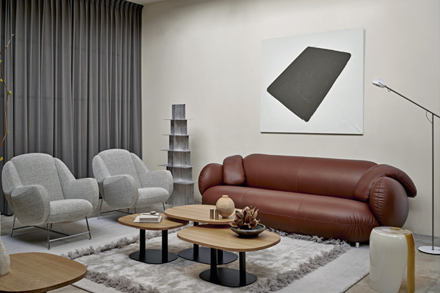 Pohovka Pulla , design studioTruly Truly, kůže i&nbsp;textilie, cena od 171 460 Kč