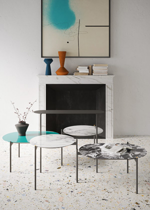Stolky Caillou Coffee Table, design Simone Cagnazzo a&nbsp;Giusepe Vigan&ograve;, sklo nebo keramika, kov s&nbsp;pr&aacute;&scaron;kov&yacute;m n&aacute;střikem,cena na dotaz