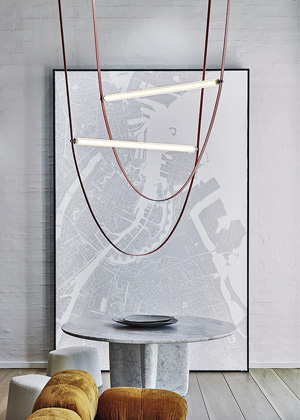 Z&aacute;věsn&eacute; sv&iacute;tidlo Wireline, sklo,ocel a&nbsp;guma, rozměry 200 &times; 130 cm, cena 85 099&nbsp;Kč