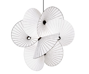 Z&aacute;věsn&aacute; lampa Serpentine, ocel a&nbsp;pap&iacute;r, v&yacute;&scaron;ka 60 cm, &scaron;&iacute;řka 46 cm, cena 19 940&nbsp;Kč