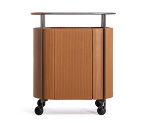 Serv&iacute;rovac&iacute; voz&iacute;k Mi, kov, dřevo, sklo, kůže a&nbsp;mramor, rozměry 82 &times; 47 &times; 90 cm, cena od 239 000&nbsp;Kč