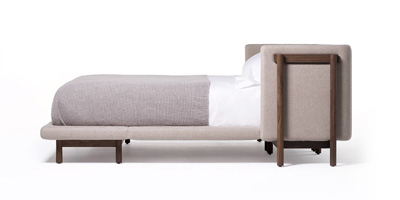 Postel Frame, masivn&iacute; ořech,dub nebo jasan, čalouněn&iacute; textil nebo kůže, dostupn&aacute; v&nbsp;mnoha rozměrech a&nbsp;proveden&iacute;ch,cena od 237 855&nbsp;Kč