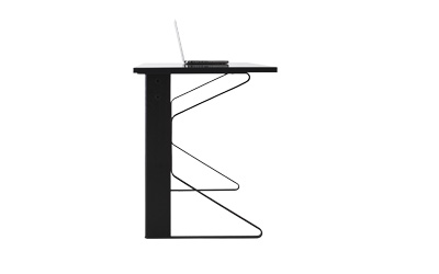 Pracovn&iacute; stůl Kaari, masivn&iacute; dub, v&aacute;lcovan&aacute; ocel a&nbsp;ABS, rozměry 150 &times; 65 &times; 75 cm, cena od 35 080&nbsp;Kč