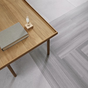 Vinylov&eacute; podlahy Light Cement a&nbsp;Grigio Twine&nbsp;z&nbsp;kolekce Allura (Forbo), dekor kamene s&nbsp;přirozen&yacute;m reli&eacute;fem a&nbsp;matn&yacute;m povrchem, akustick&aacute; &uacute;prava, cena na dotaz 