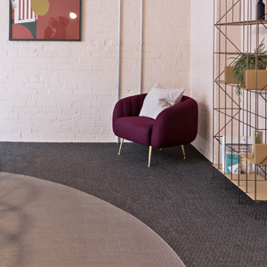 Tkan&yacute; vinyl 2tec2 z&nbsp;kolekce Colourful, ekologick&aacute; podlahov&aacute; krytina z&nbsp;bio materi&aacute;lů, elegantn&iacute; 3D povrch připom&iacute;naj&iacute;c&iacute; tkan&eacute; textilie dostupn&yacute; v&nbsp;řadě volně kombinovateln&yacute;ch barev a&nbsp;odst&iacute;nů, cena na dotaz