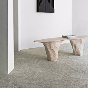 Tkan&yacute; vinyl 2tec2 z&nbsp;kolekce Strata, ekologick&aacute; podlahov&aacute; krytina z&nbsp;bio materi&aacute;lů, elegantn&iacute; 3D povrch připom&iacute;naj&iacute;c&iacute; tkan&eacute; textilie, dekor inspirovan&yacute; strukturou hornin a&nbsp;kamenů,&nbsp;cena na dotaz