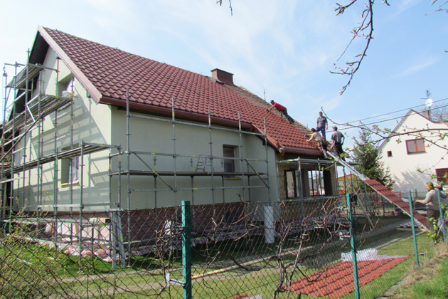 Stře&scaron;n&iacute; krytina SATJAM Grande Plus, pokl&aacute;dka krytiny na rodinn&eacute;m domě 3