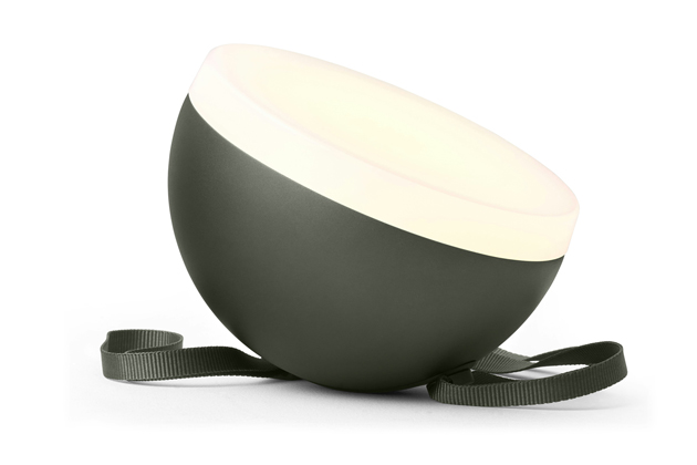 Přenosná lampa Sphere, lakovaný hliník a polykarbonát, průměr 14 cm, cena 3 448 Kč
