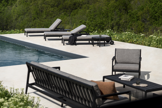 Polohovateln&eacute; leh&aacute;tko Jack Outdoor Lounger, design Jacques Deneef, černě lakovan&yacute; teak, matrace z&nbsp;rychleschnouc&iacute; pěny, &scaron;ed&eacute; polstrov&aacute;n&iacute;, cena 63&nbsp;388 Kč