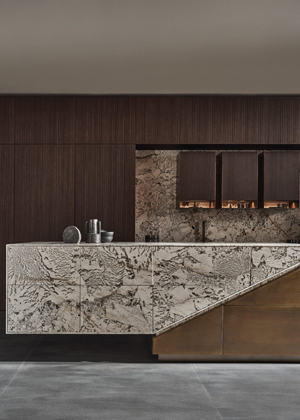 Design kuchyně Eggersmann Unique SKYWALK je&nbsp;př&iacute;mo dechberouc&iacute;. Ostrůvek z&nbsp;le&scaron;těn&eacute; mosazi a&nbsp;př&iacute;rodn&iacute;ho kamene Taj Mahal leather quartzit působ&iacute; jako monolit. Jeho z&aacute;kladnu tvoř&iacute; centr&aacute;ln&iacute; konstrukčn&iacute; prvek s&nbsp;vysokou stabilitou, kter&yacute; tak&eacute; skr&yacute;v&aacute; v&scaron;echny nezbytn&eacute; instalace. Cena dle konkr&eacute;tn&iacute; konfigurace 