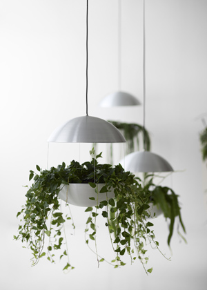 Flower Lamp od dk3 nen&iacute; pouze lampa, ale dekorativn&iacute; instalace, kter&aacute; rozsv&iacute;t&iacute; nejen interi&eacute;r, ale i&nbsp;pokojov&eacute; rostliny. Retro design z&nbsp;60. let v&nbsp;modern&iacute;m kab&aacute;tu propojuje květinovou eleganci s&nbsp;jednoduch&yacute;m funkčn&iacute;m ře&scaron;en&iacute;m. Ať zavě&scaron;en&aacute; samostatně, nebo ve skupině, vždy zaujme