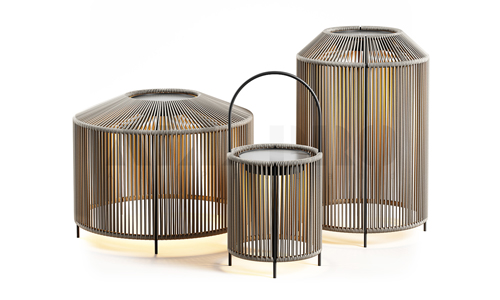 Venkovn&iacute; přenosn&eacute; lampy Mora Lantern, černě lakovan&yacute; hlin&iacute;k, polypropylenov&eacute; lano, nylon, cena od 11&nbsp;700 Kč 