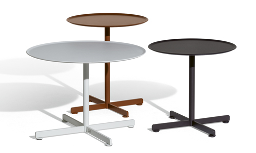 Odkl&aacute;dac&iacute; stolky Bob Outdoor, design Jean-Marie Massaud, lakovan&aacute; nerezov&aacute; ocel, cena od 35&nbsp;360 Kč
