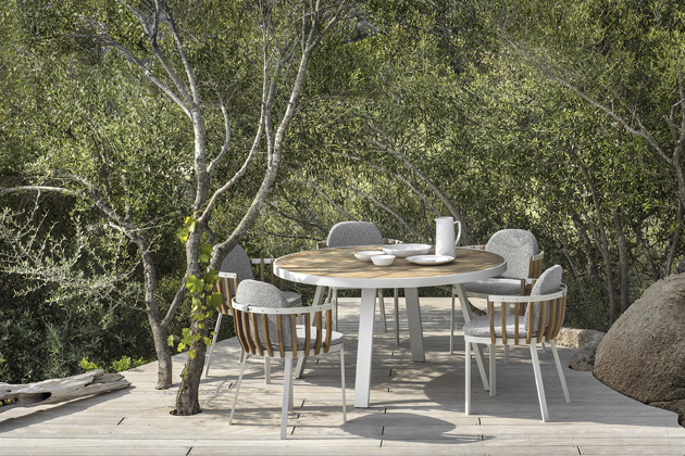 Jídelní stůl Swing, design Patrik Norguet, lakovaný hliník, mořený týkový masiv,  cena 64 795 K