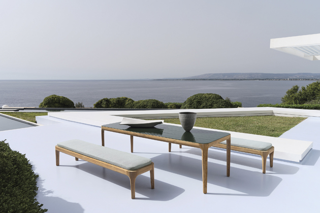 J&iacute;deln&iacute; stůl Mediterraneo (Gervasoni), design Francesco Meda, t&yacute;kov&yacute; masiv, deska carrarsk&yacute; mramor, perleťov&yacute; beton, l&aacute;vov&yacute; k&aacute;men a&nbsp;texturovan&eacute; zelen&eacute; lakovan&eacute; sklo, cena  na dotaz