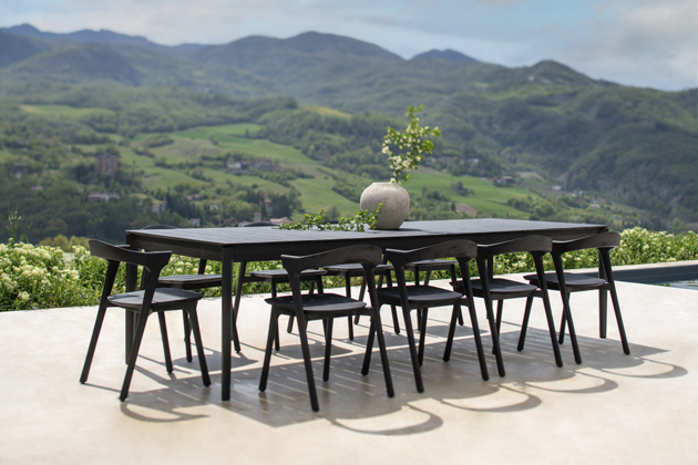 J&iacute;deln&iacute; stůl Bok Outdoor Dining Table, design Alain van Havre, př&iacute;rodn&iacute;  nebo černě lakovan&yacute; t&yacute;kov&yacute; masiv, v&iacute;ce rozměrů, cena od 23&nbsp;894 Kč