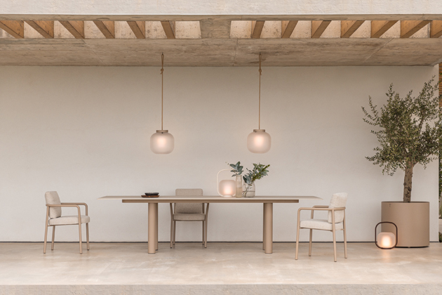J&iacute;deln&iacute; stůl Kori Flex a&nbsp;židle Kori (Todus),  design Studio Segers, stůl &ndash; lakovan&aacute; ocel, keramika, cena 110&nbsp;000 Kč, židle &ndash; lakovan&aacute; ocel, cena 17&nbsp;000 Kč 