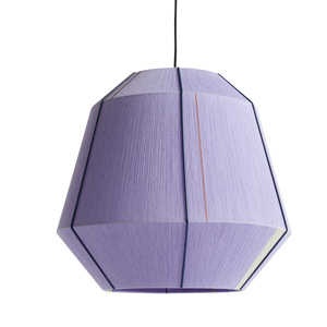 St&iacute;n&iacute;tko z&nbsp;kolekce Bonbon, design Ana Kra&scaron;, ručně tkan&aacute; textilie 80 % vlny a 20 % nylonu a ocelov&yacute; r&aacute;m, &Oslash; 50 cm, cena 22&nbsp;475 Kč 