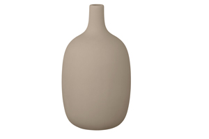 Ceola, design Frederike Martens, keramick&aacute; v&aacute;za v&nbsp;japandi stylu, v&yacute;&scaron;ka 21 cm,  cena 762 Kč