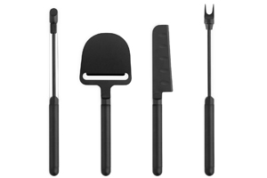 Pebble, sada na serv&iacute;rov&aacute;n&iacute; s&yacute;rů a&nbsp;tapas, materi&aacute;l čern&aacute; ocel a&nbsp;silikon, cena na dotaz