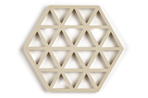 Triangles, silikonov&aacute; podložka  pod hrnec, rozměry 24 &times; 14 cm, cena 269 Kč 