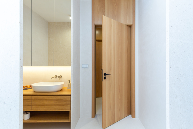 Bezfalcov&eacute; dveře Elegant s protažen&yacute;mi obložkami do v&yacute;&scaron;ky 280 cm, povrch d&yacute;ha Dub Natur, klika s integrovan&yacute;m WC zamyk&aacute;n&iacute;m, magnetick&yacute;m z&aacute;mkem a magnetickou rozetou
