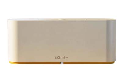 TaHoma Switch je propojen s&nbsp;ovl&aacute;d&aacute;n&iacute;m Somfy, určen&yacute;mi pro rolety, žaluzie nebo z&aacute;věsy, takže st&iacute;něn&iacute; nen&iacute; nutn&eacute; ovl&aacute;dat ručně ani doplňovat dal&scaron;&iacute;mi zař&iacute;zen&iacute;mi. Z&aacute;věsy se mohou r&aacute;no samy rozt&aacute;hnout nebo žaluzie během odpoledne sklopit. V&nbsp;m&iacute;stnosti zůst&aacute;vaj&iacute; zachov&aacute;ny čist&eacute; linie a&nbsp;hlavn&iacute; pozornost patř&iacute; materi&aacute;lům, n&aacute;bytku a&nbsp;světlu, nikoli použit&eacute; technice.