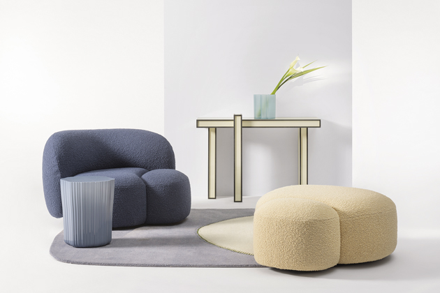 Čalouněn&eacute; křeslo a&nbsp;puf z&nbsp;kolekce Alland zaoblen&eacute; geometrick&eacute; tvary, design Patricia Urquiola, cena na dotaz 
