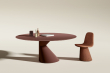 Kulatý stůl Chapeau a židle Novice, design Monica Armani, novinky Lago z Milan Design Week 2025, ceny na dotaz 