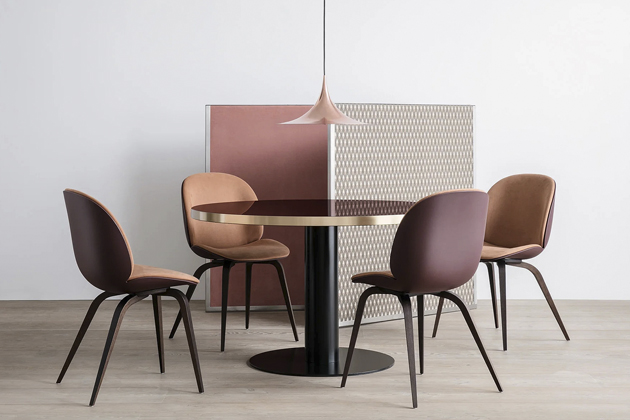Židle Beetle, design GamFratesi, masivní dřevo, starorůžová skořepina Sweet Pink, více druhů, textilie i kůže, cena od 11 766 Kč 