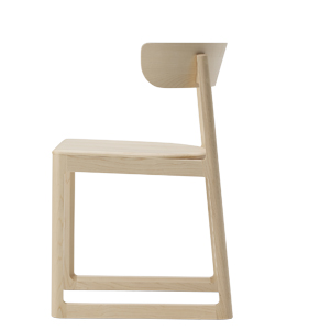 Židle Maruni EN Dining Chair, design, Cecille Manz, javorov&yacute; masiv, textilie i&nbsp;kůže, orientačn&iacute; cena 35&nbsp;500&nbsp;Kč