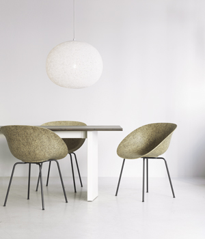 Židle s&nbsp;područkami Mat, design Foersom a&nbsp;Hiort-Lorenzen, konopn&aacute; vl&aacute;kna, vocha a&nbsp;pojiva, lakovan&aacute; ocel, v&iacute;ce druhů proveden&iacute;, cena 9&nbsp;000&nbsp;Kč 