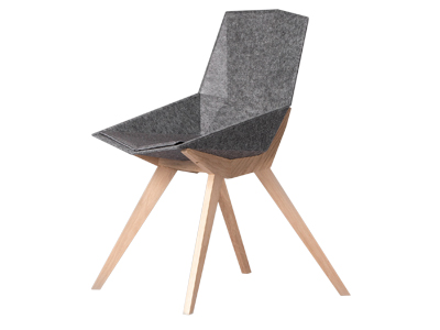 Židle Nico Less W22, design&nbsp;Primozjeza studio, masivn&iacute; dřevo o&scaron;etřen&eacute; včel&iacute;m voskem, recyklovan&yacute; filc, cena 11&nbsp;990&nbsp;Kč