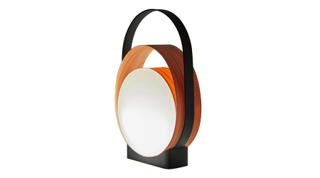 Stoln&iacute; lampa Loop, lakovan&yacute; kov a&nbsp;dřevěn&aacute; d&yacute;ha, v&yacute;&scaron;ka 45 cm, cena na dotaz 