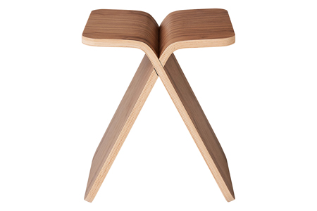Stolička X-Stool, lakovan&aacute; dubov&aacute; d&yacute;ha, rozměry 45 &times; 33 &times; 40 cm, cena 6 890&nbsp;Kč 