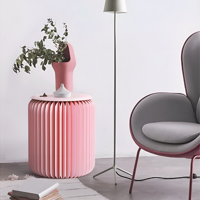 Skl&aacute;dac&iacute; taburet z&nbsp;kolekce Folding Series, vyroben&yacute;  z&nbsp;pevn&eacute;ho kraftov&eacute;ho pap&iacute;ru s&nbsp;kožen&yacute;m sed&aacute;kem představuje origin&aacute;ln&iacute;  spojen&iacute; udržiteln&eacute;ho materi&aacute;lu, chytr&eacute;ho designu a&nbsp;hrav&eacute; barevnosti. D&iacute;ky  harmonikov&eacute; konstrukci lze snadno složit i&nbsp;rozložit.