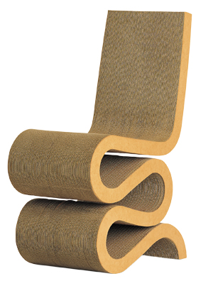 Wiggle Side Chair od Franka Gehryho posouv&aacute; obyčejn&yacute; karton do světa designu. Skl&aacute;d&aacute; se z&nbsp;vrstev vlnit&eacute; lepenky, kter&eacute; vytv&aacute;řej&iacute; plynulou siluetu a&nbsp;překvapivou pevnost. Tento experiment&aacute;ln&iacute; kousek ukazuje, že i&nbsp;pap&iacute;r může b&yacute;t z&aacute;kladem pro nadčasov&yacute; n&aacute;bytek. 