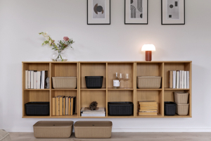Úložné boxy z kolekce Pulp, navržené studiem Hans Thyge &amp; Co, představují spojení funkčnosti a ekologického přístupu. Jsou vyrobeny z recyklovaného papíru a zbytků cukrové třtiny. Díky  žebrovanému povrchu jsou pevné, stohovatelné a zároveň biologicky odbouratelné.