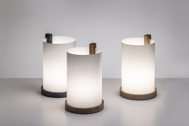 Stoln&iacute; lampa Enso, navržen&aacute; Larsem Vejenem, představuje modern&iacute; interpretaci tradičn&iacute;ch japonsk&yacute;ch luceren. St&iacute;nidlo z&nbsp;japonsk&eacute;ho washi pap&iacute;ru potažen&eacute;ho PVC jemně rozptyluje světlo, zat&iacute;mco r&aacute;m z&nbsp;masivn&iacute;ho dubu odkazuje na klasick&eacute; japonsk&eacute; tesařsk&eacute; spoje. 