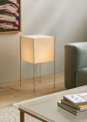 Stojac&iacute; lampa Paper Cube, navržen&aacute; Bertjanem Potem, kombinuje čist&yacute; design s&nbsp;udržiteln&yacute;mi materi&aacute;ly. St&iacute;nidlo z&nbsp;japonsk&eacute;ho pap&iacute;ru ECOPET, vyroben&eacute;ho z&nbsp;recyklovan&yacute;ch PET lahv&iacute;, a&nbsp;nohy z&nbsp;FSC certifikovan&eacute;ho bukov&eacute;ho dřeva. Vyd&aacute;v&aacute; měkk&eacute; ambientn&iacute; světlo.