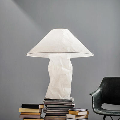 Lampampe je souč&aacute;st&iacute; s&eacute;rie jednoduch&yacute;ch lamp, vyroben&yacute;ch z&nbsp;japonsk&eacute;ho pap&iacute;ru, kter&eacute; Ingo Maurer vyvinul na konci 70. a&nbsp;poč&aacute;tku 80. let 20. stolet&iacute;. V&nbsp;tomto designu Maurer převzal tvar tradičn&iacute;ch st&iacute;nidel a&nbsp;z&aacute;roveň formuloval novou estetiku. St&iacute;nidlo je ručně vyr&aacute;běno v&nbsp;Mnichově