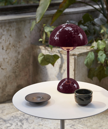 Přenosn&aacute; lampička Flowerpot (&amp;Tradition), design Verner  Panton, lakovan&aacute; ocel, IP44, v&yacute;&scaron;ka 29,5 cm, cena 4&nbsp;966 Kč 
