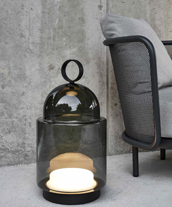 Přenosn&aacute; venkovn&iacute; lampa Dome Nomad (Brokis),  design LCM MARIN design studio, nerez ocel a ručně foukan&eacute;  sklo, IP44, průměr 32 cm, cena od 49 670 Kč 