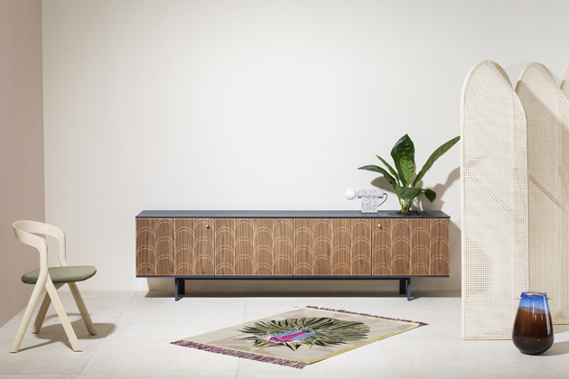 Komoda Celia, design Miniforms Lab, ořechov&eacute; dřevo a&nbsp;měď, rozměry 180/240 &times; 48 &times; 67 cm, cena  90 195